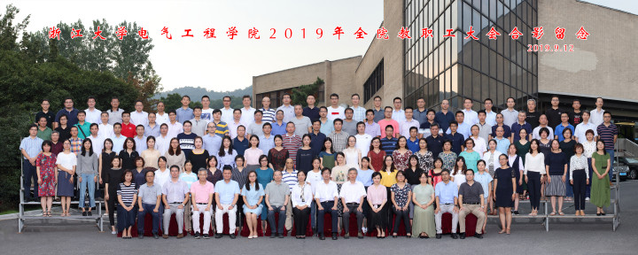 5d7a2b13e72c1.jpg 合影_副本.jpg